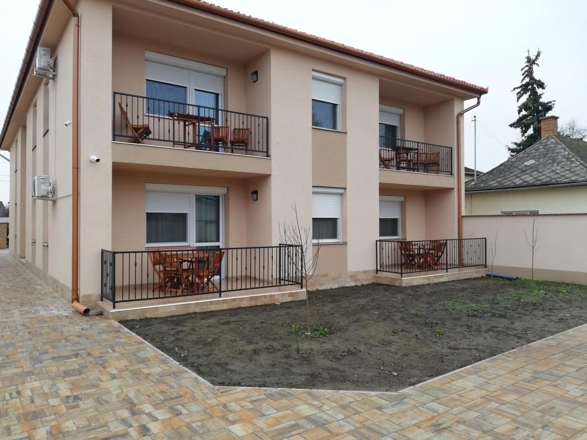 Hajdúszoboszló Imola Es Andrea Apartmanhaz 3 מראה חיצוני תמונה